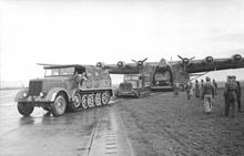 220px-Bundesarchiv_Bild_101I-552-0822-36,_Tunesien,_Zugmachinen_und_Me_323_Gigant.jpg